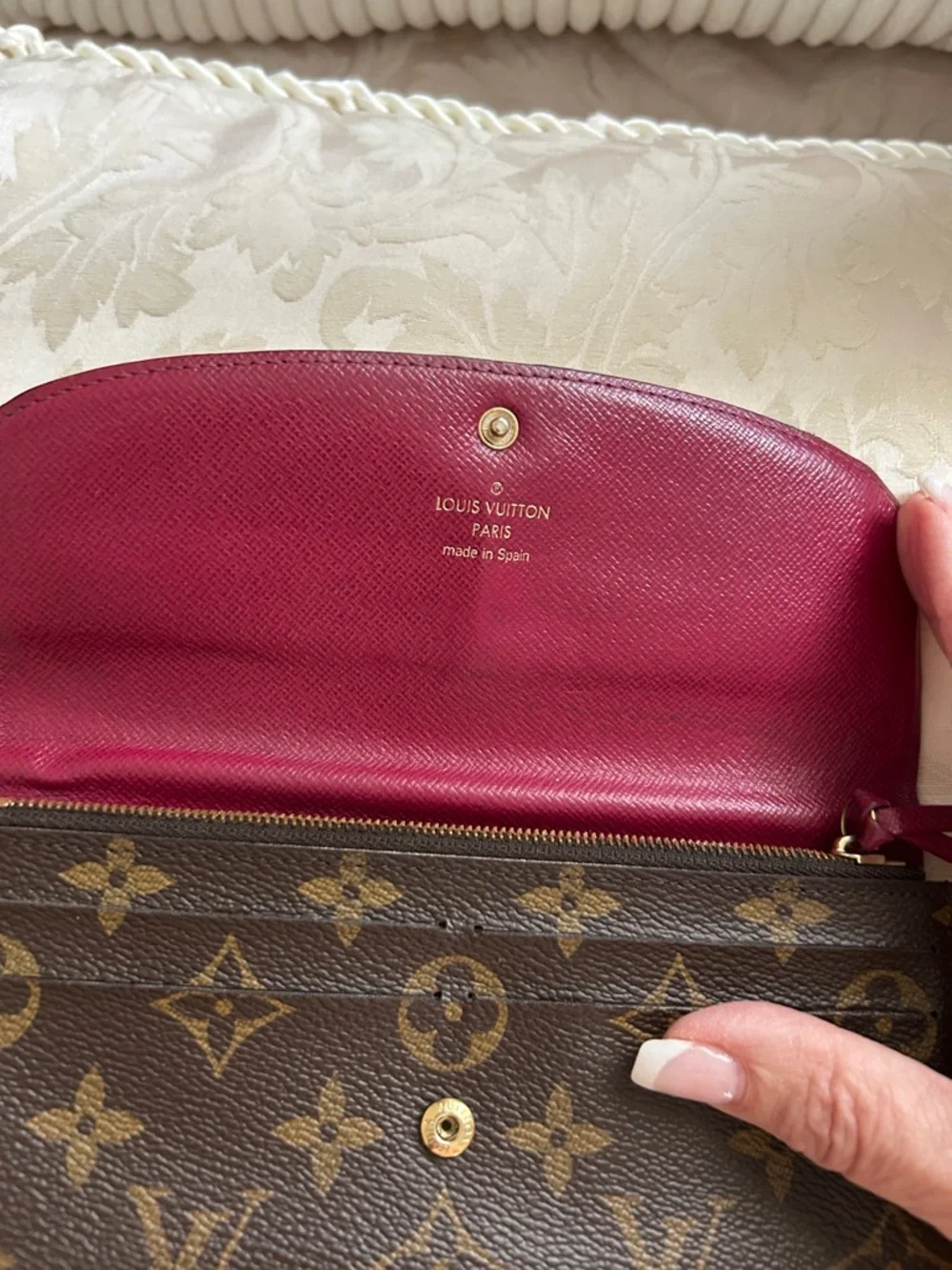 7014. ✨LUXURY✨ Louis Vuitton Emilie MonoWallet - Brown w/ Burgundy Snap. COA. - Picture 4 of 11